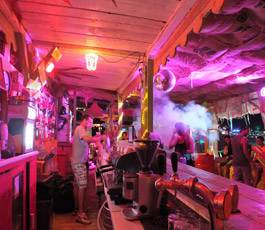 kroatien-novalja-backstage-bar