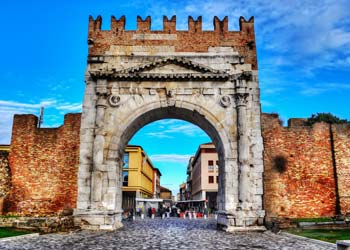 Arch of augustus auf deiner Jugendreise nach Italien