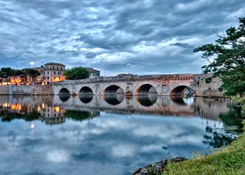 Sommerreise in Italien den Ponte de tiberio besuchen